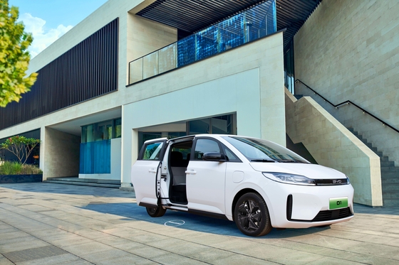 سيارة الأجرة الكهربائية النقية BYD D1 لديها مدى 418 كيلومتر وباب سريع كهربائي