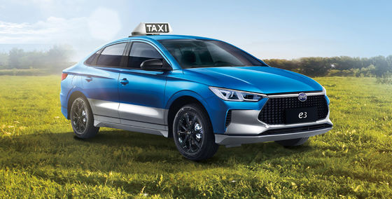 سيارة أجرة BYD E3 الكهربائية بالكامل بمدى 401 كيلومترًا توفر تنقلاً سلسًا