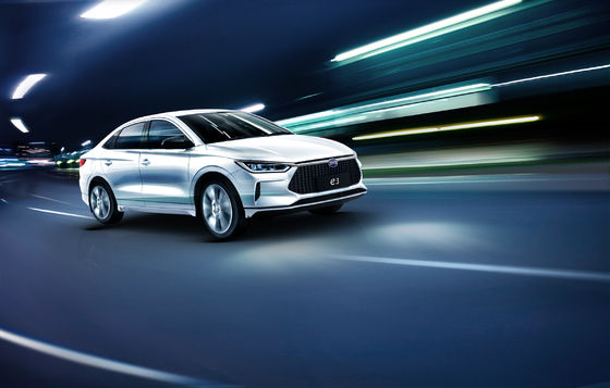 سيارة أجرة BYD E3 الكهربائية بالكامل بمدى 401 كيلومترًا توفر تنقلاً سلسًا